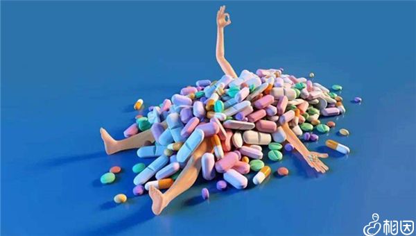 一个女人捂着嘴进入精子库